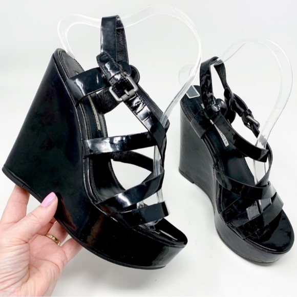 Vera Wang black wedges - Picture 5 of 7